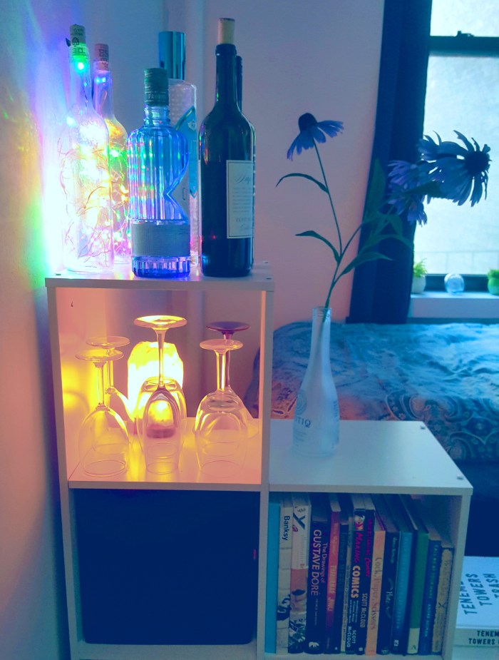 Cube divider bookshelf bar